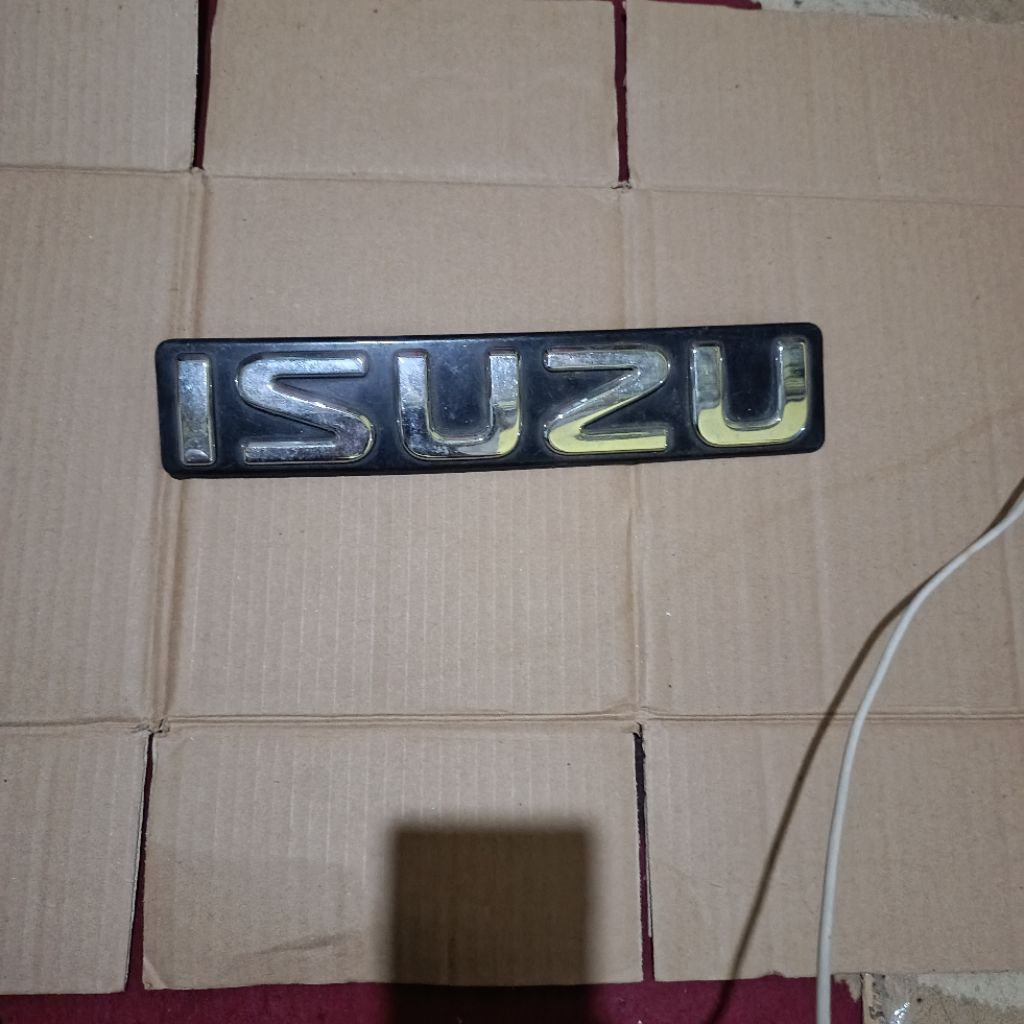 emblem grill isuzu dmax original