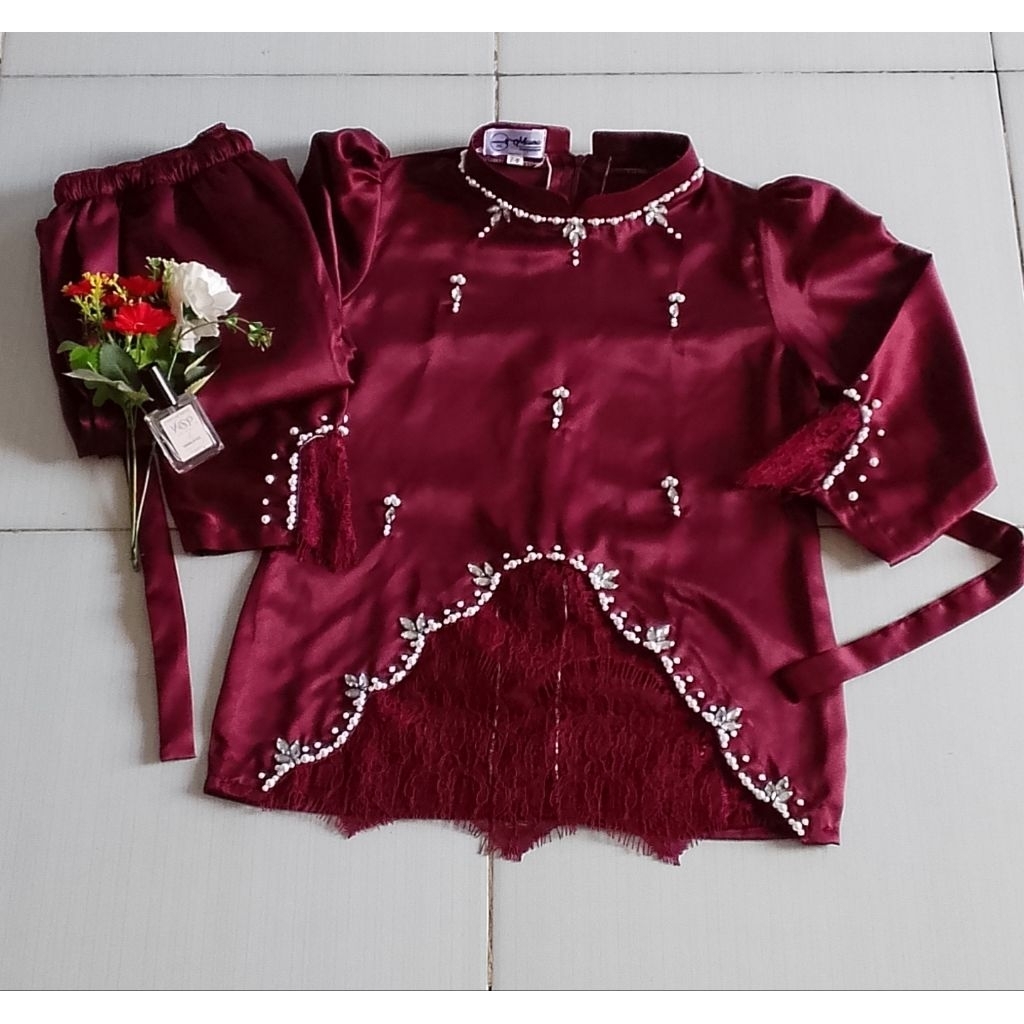 1 set baju kurung Melayu anak, dipadukan dengan berukat dan Payet mutiara