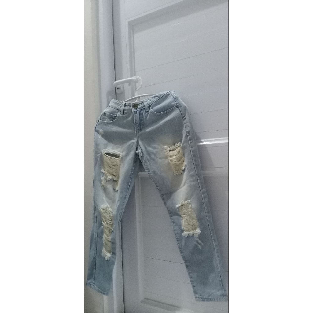 CKEY Ripped Jeans