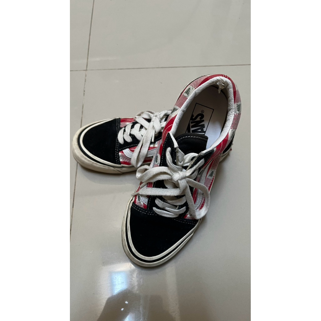 [PRELOVED] sepatu pattern sneakers hitam merah
