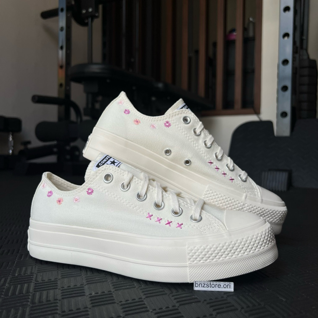 Sepatu Sneakers Wanita Converse CTAS Lift Platform Ox Embroidered Flowers Vintage White