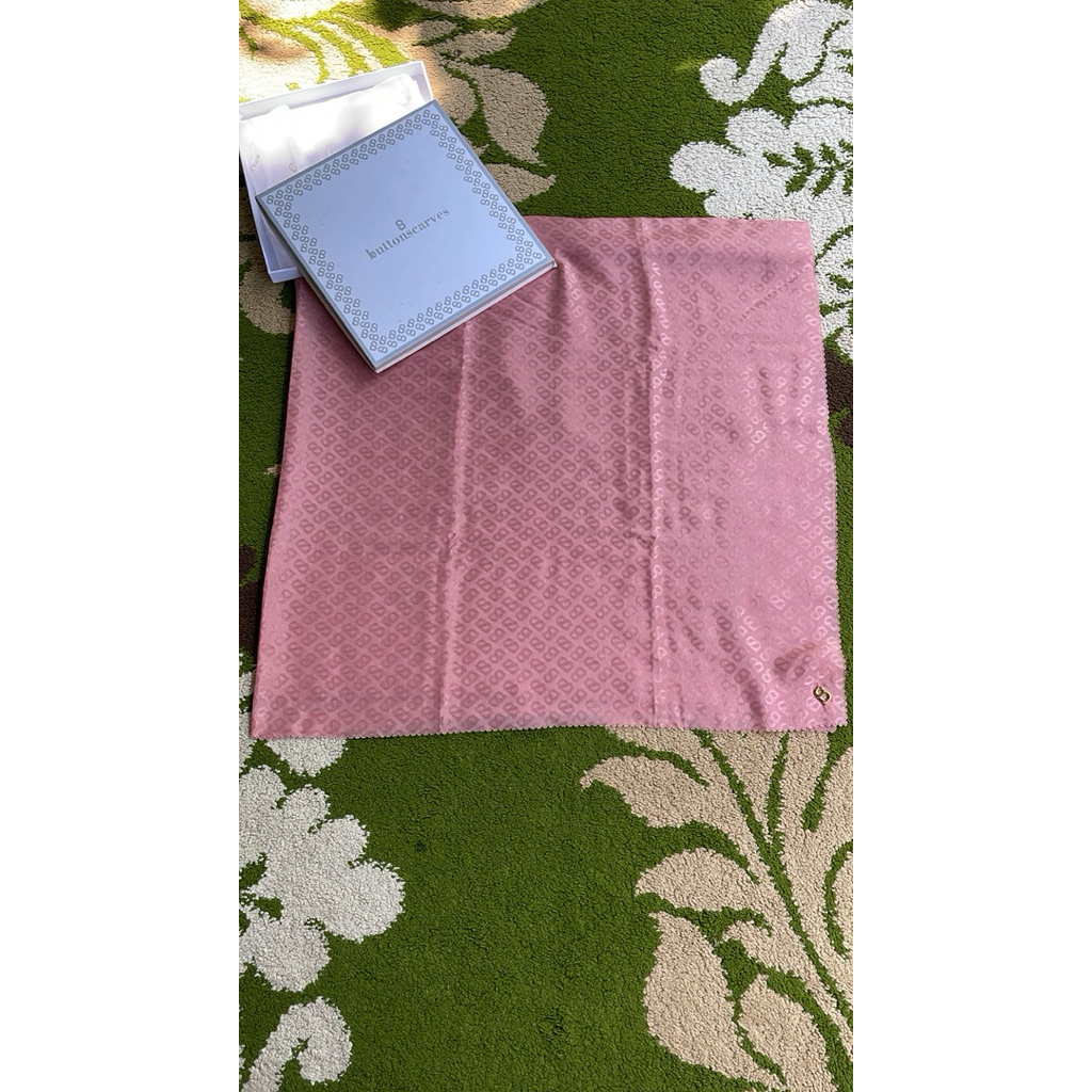 TAPIS EMBOSSED BUTTONSCARVES