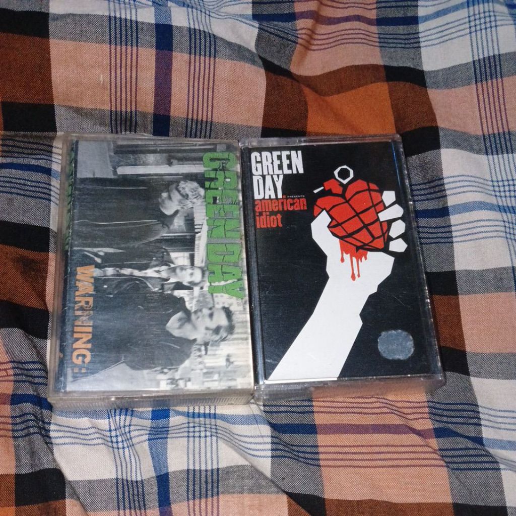 sepaket kaset greenday American idiot + warning