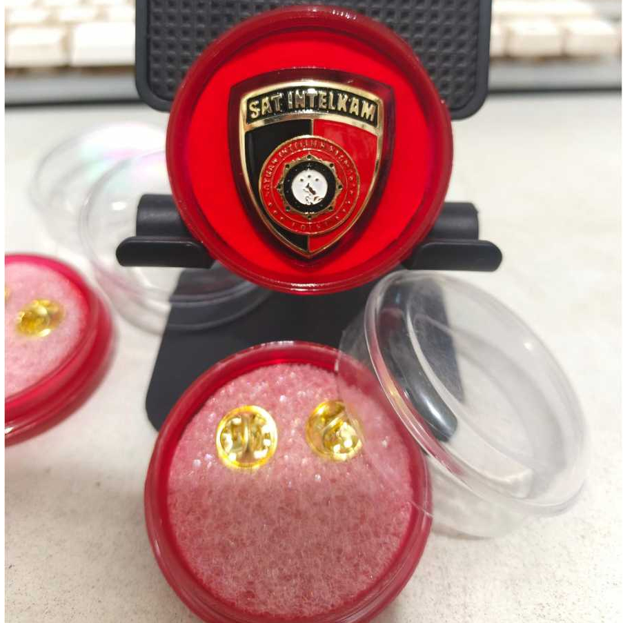 pin pdh sat intelkam sepuh emas, dengan belakang peniti paku