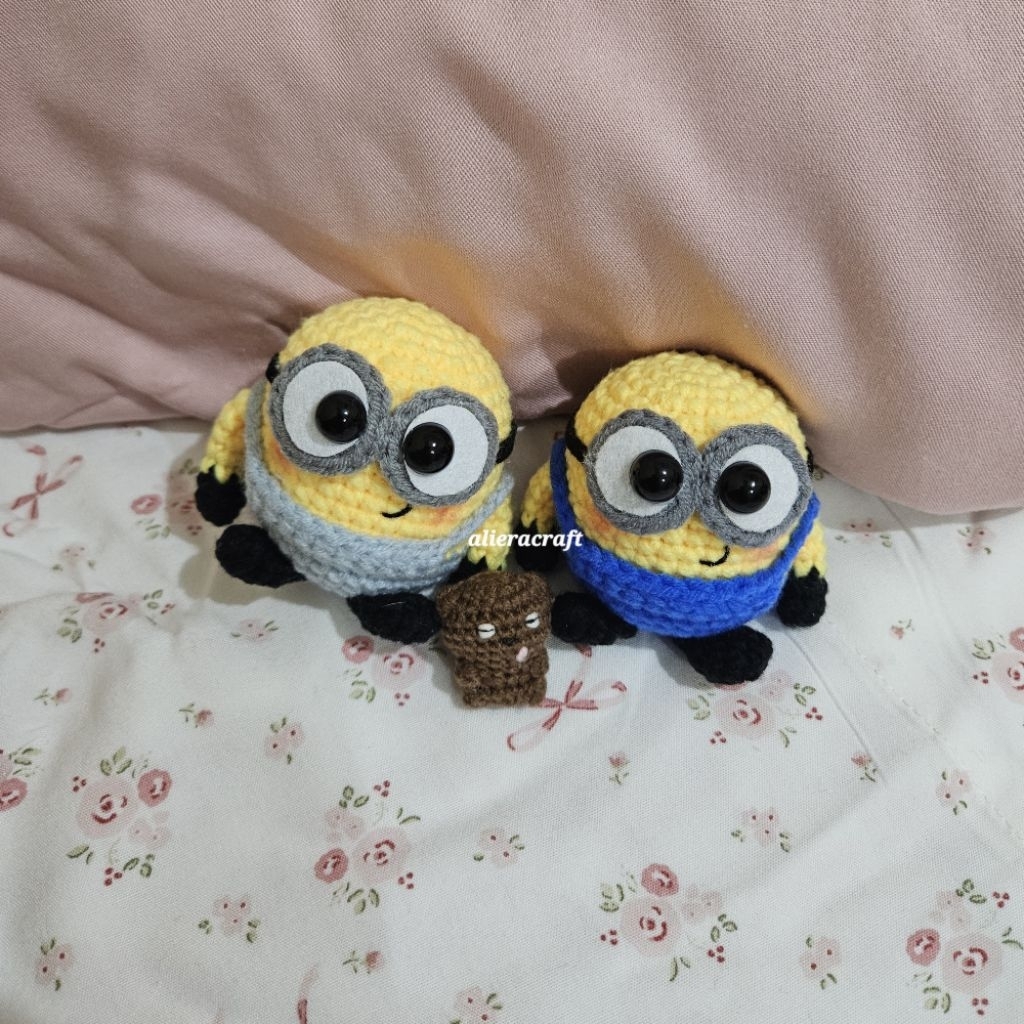 alieracraft  - minion bob with his teddy crochet keychain | Gantungan kunci rajut bob minion
