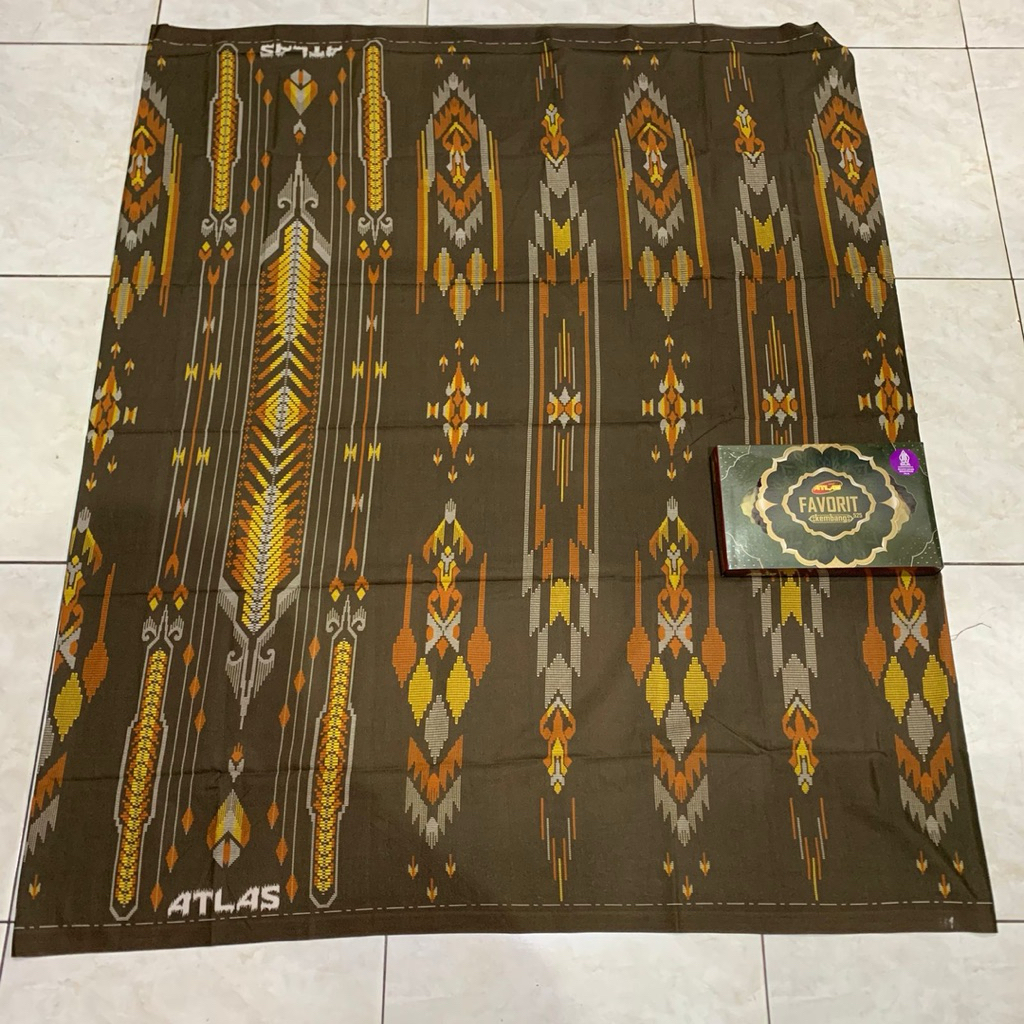 Sarung Atlas favorit serasi kembang
