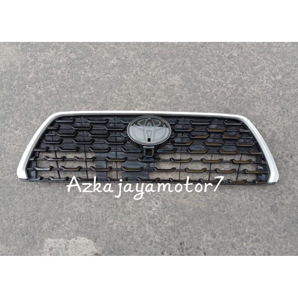 Grille radiator toyota yaris cross bekas original