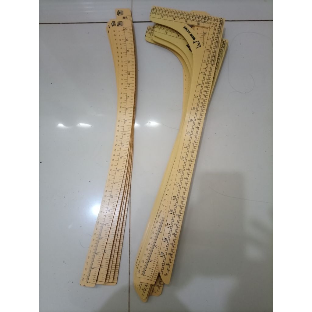 set penggaris jahit, berisi 2 penggaris (lengkung dan siku)
