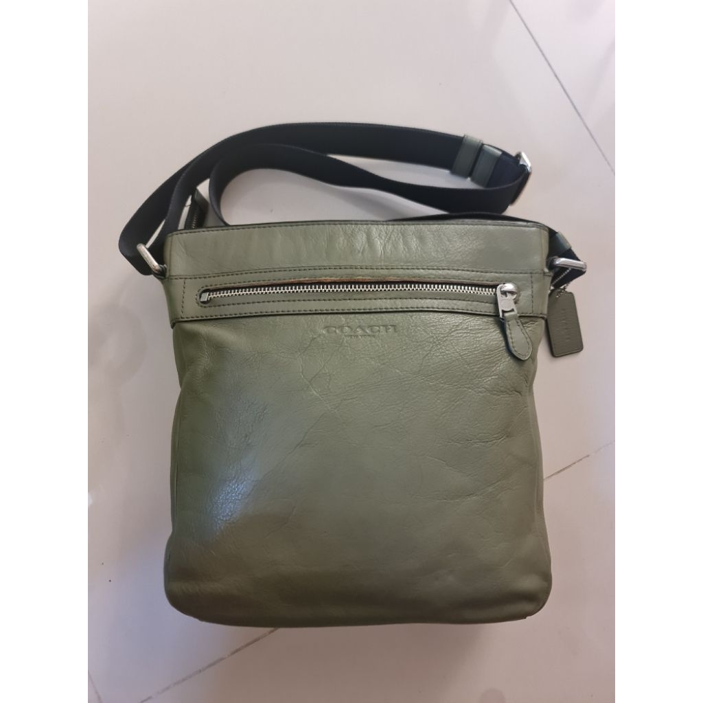 151. Tas Sling Bag Pria Coach Green
Mantan / Bekas / Second

Size : 28cm x 4cm × 29cm

Leather Kulit