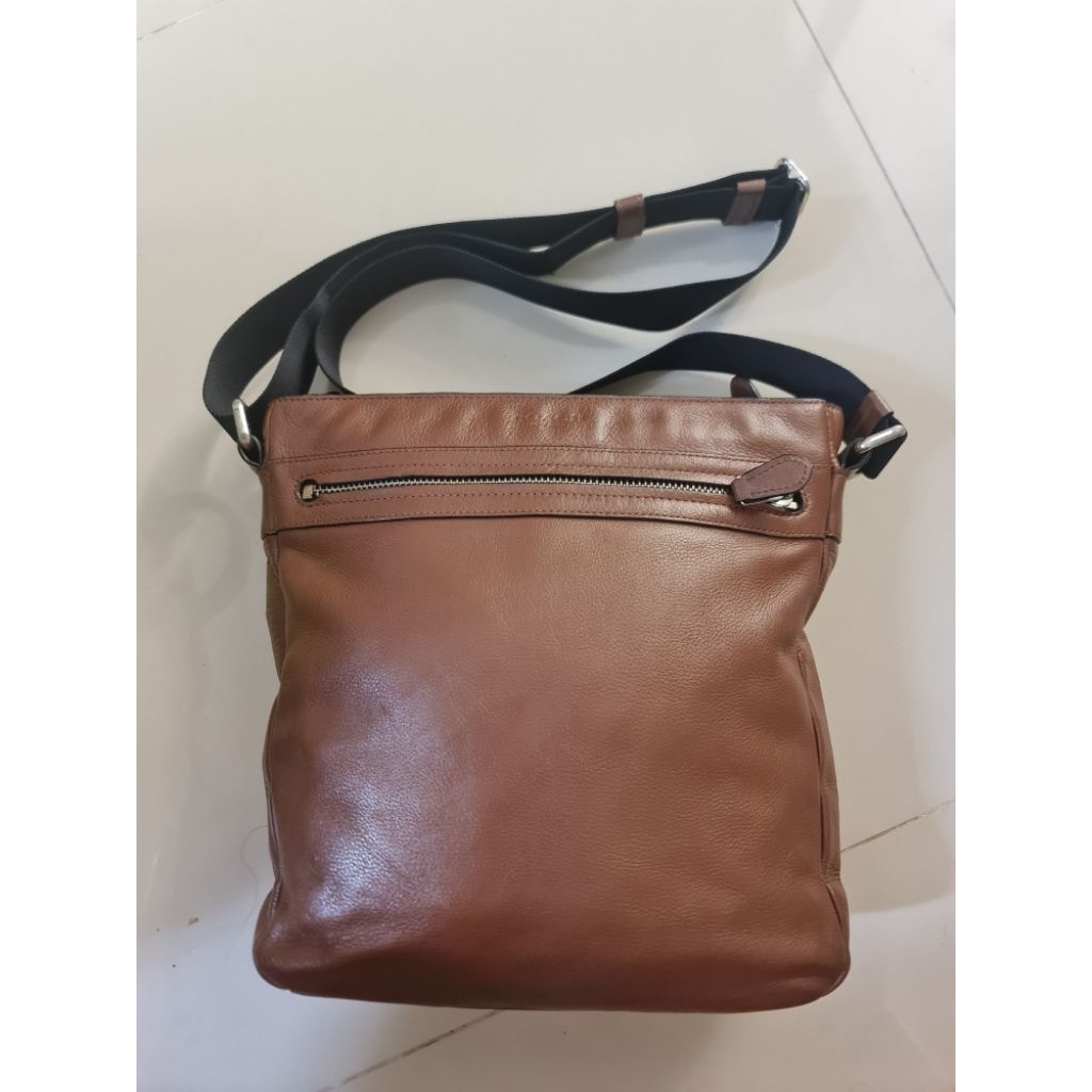 153. Tas Sling Bag Pria Coach Brown
Mantan / Bekas / Second

Size : 27cm x 4cm × 29cm

Leather Kulit