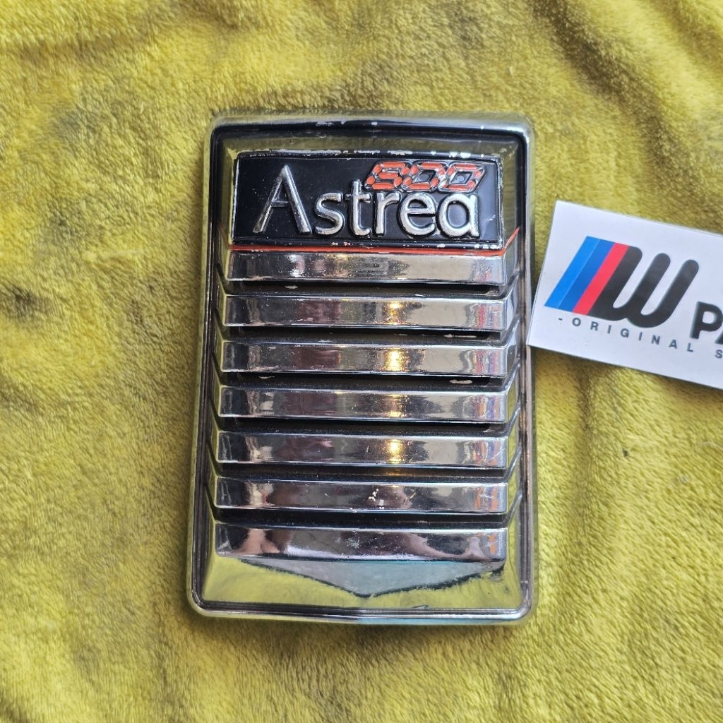 EMBLEM PANEL DASI DADA DEPAN ASTREA 800 ASDAP