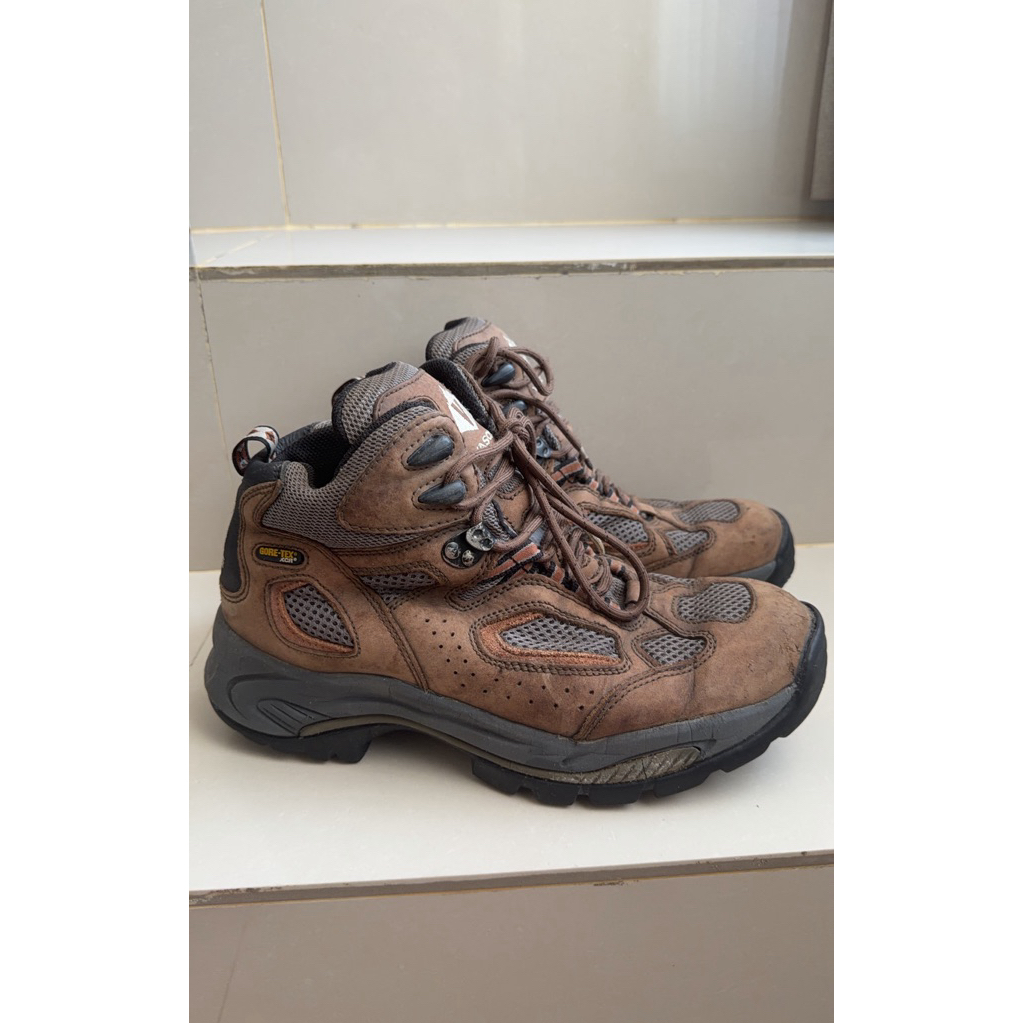 PRELOVED SEPATU GUNUNG VASQUE SIZE 41,5