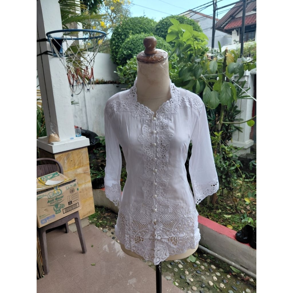 Kebaya modern / kebaya / kebaya putih / kebaya bordir / kebaya encim / kebaya wisuda / kebaya katun