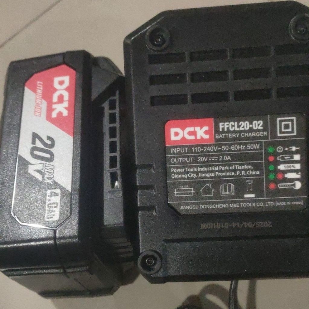BATERAI DCK 4AH DAN CHARGER DCK FFCL20-02 BARU ORIGINAL