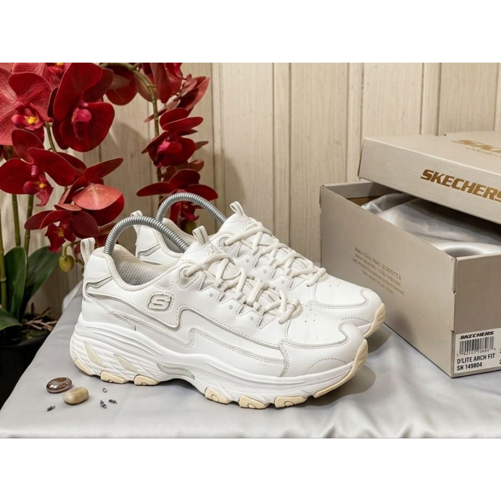 Sepatu Skechers D'Lite Arch Fit