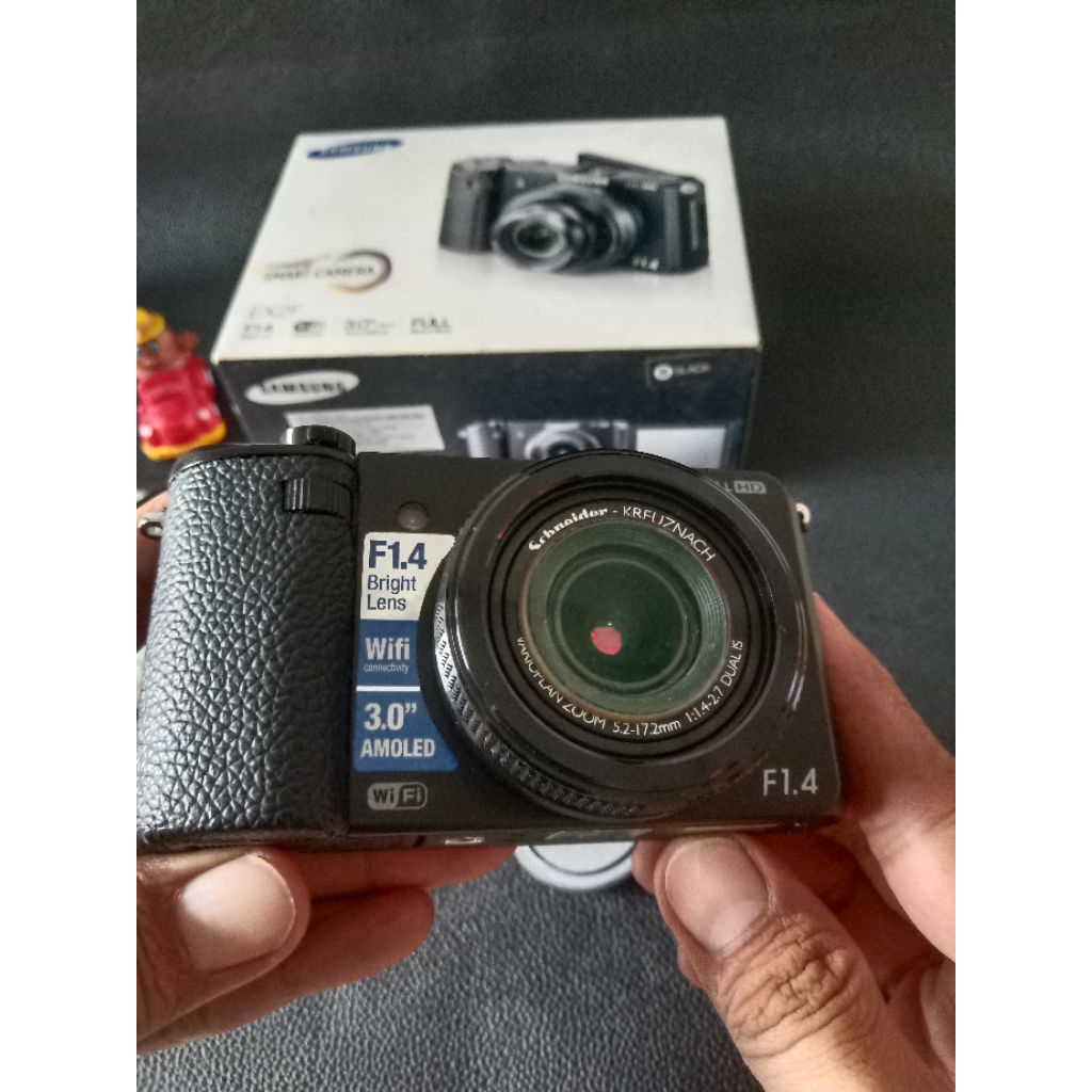 Kamera Samsung EX2F Lensa F1.4 dan 3-inch Amoled LCD mulus
