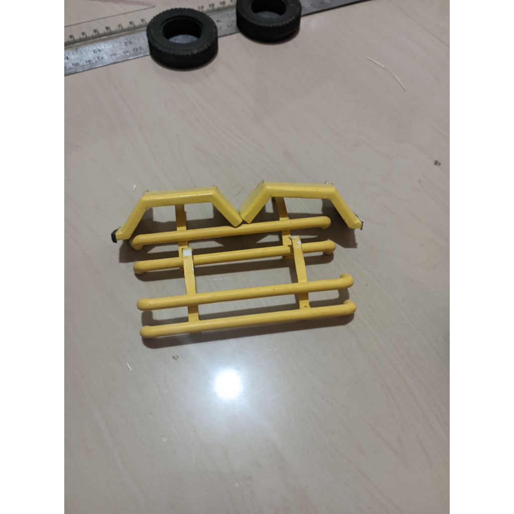 pengaman samping+selebor dan ban miniatur truk skala plastik