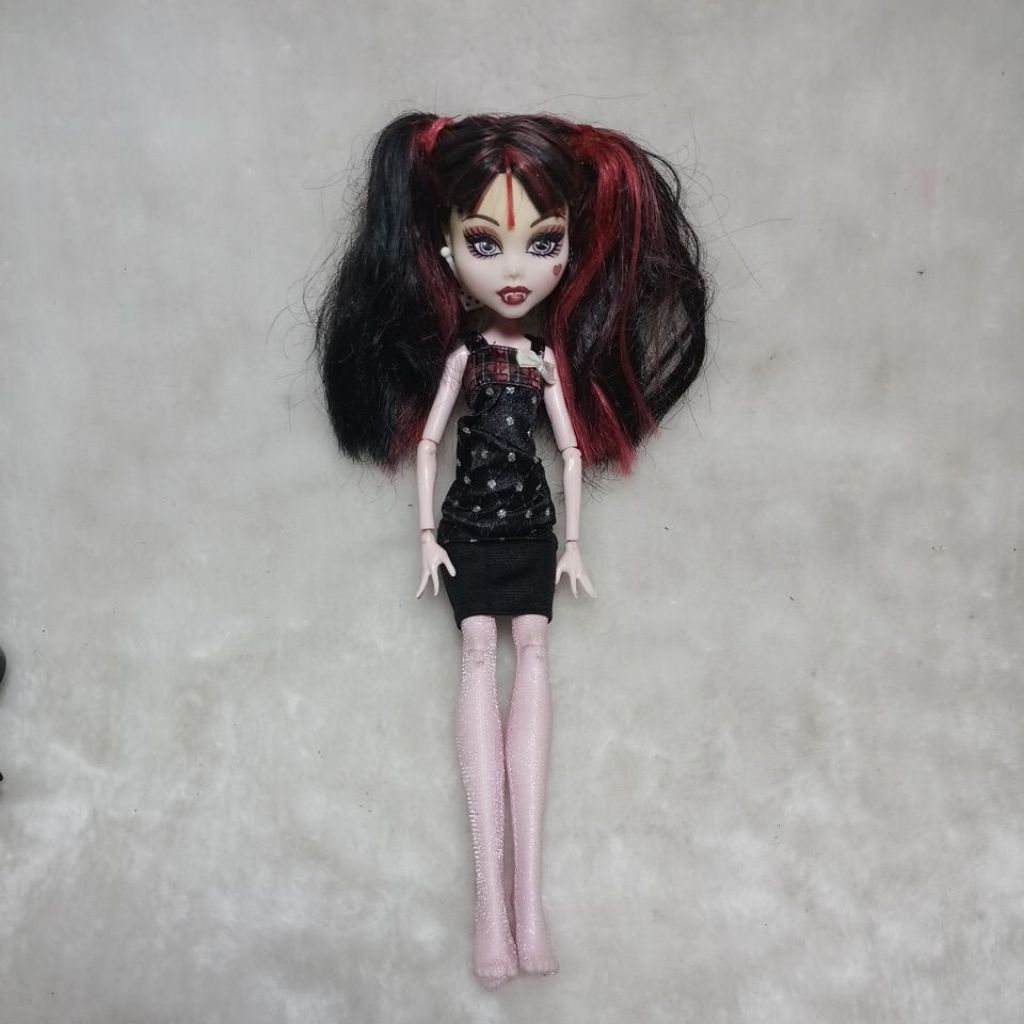 mainan Doll / boneka Draculaura dari lini permainan Monster High produksi Mattel.
