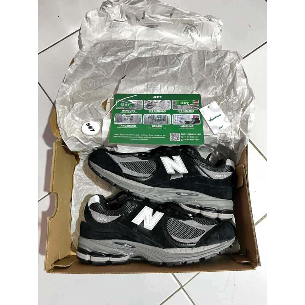 NB 2002r Grey Black