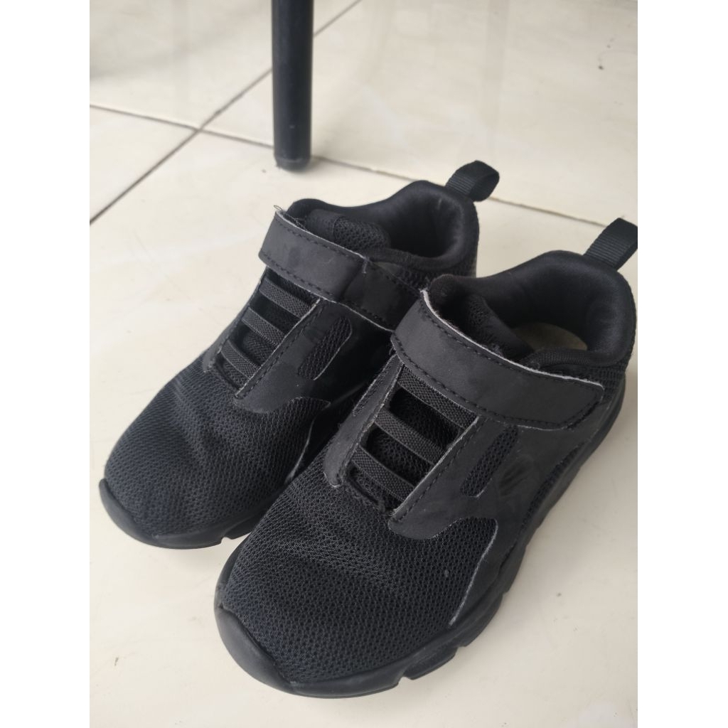 sepatu sekolah hitam anak airwalk preloved size 10