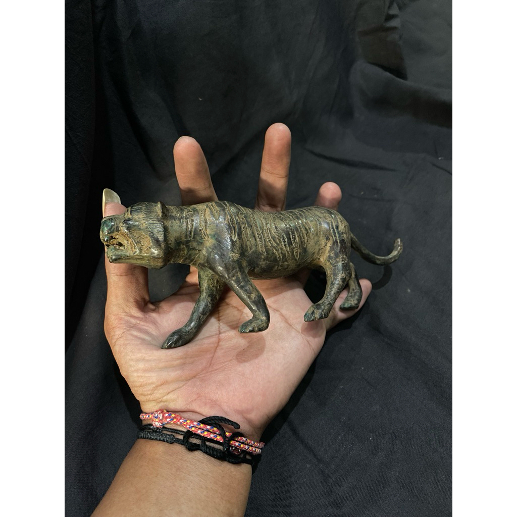 pajangan patung macan warna hitam