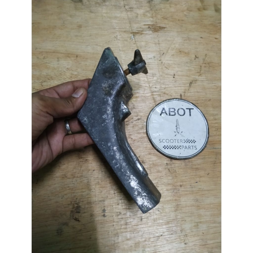 Tiang ban serep ring 8 vespa vbb