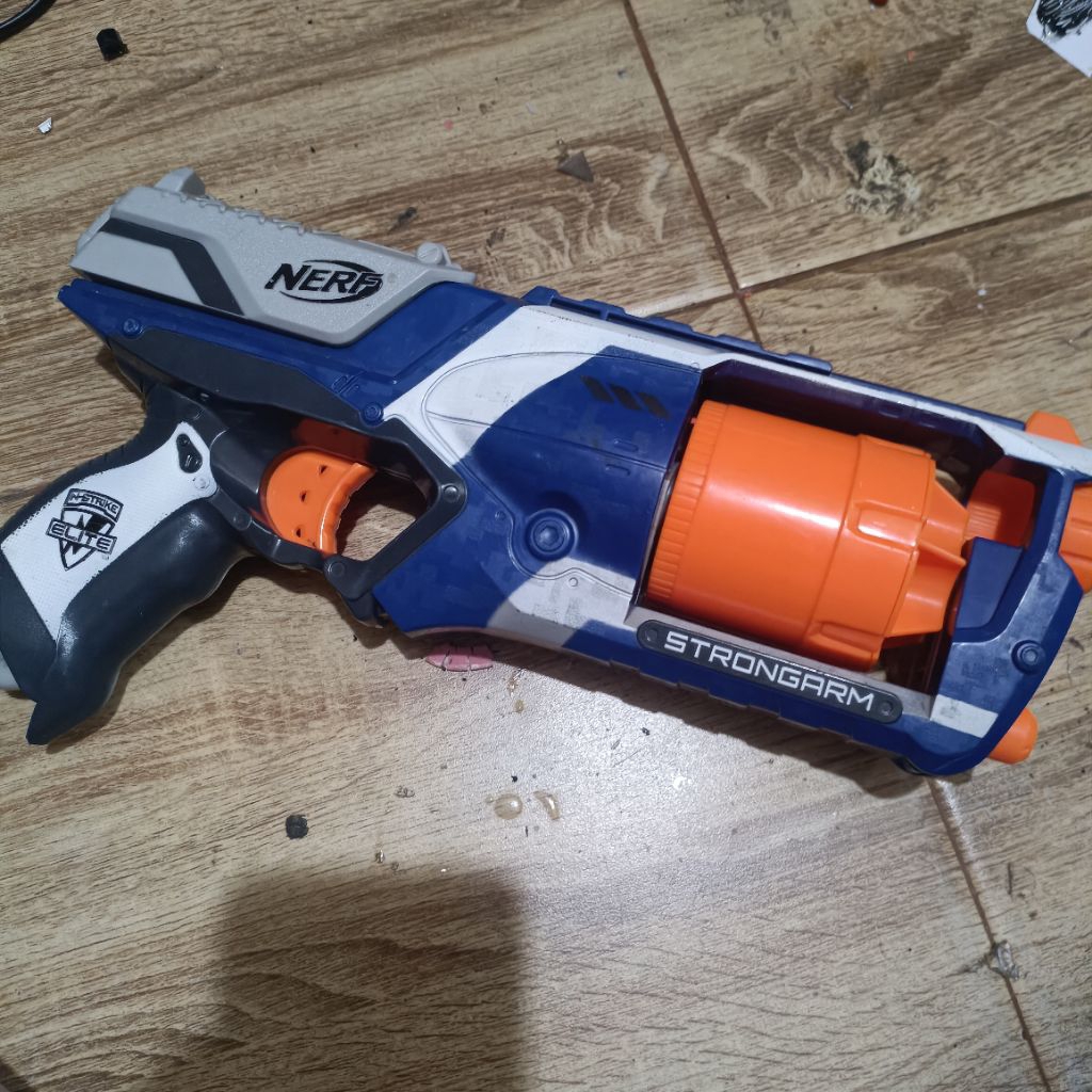 mainan nerf strongarm