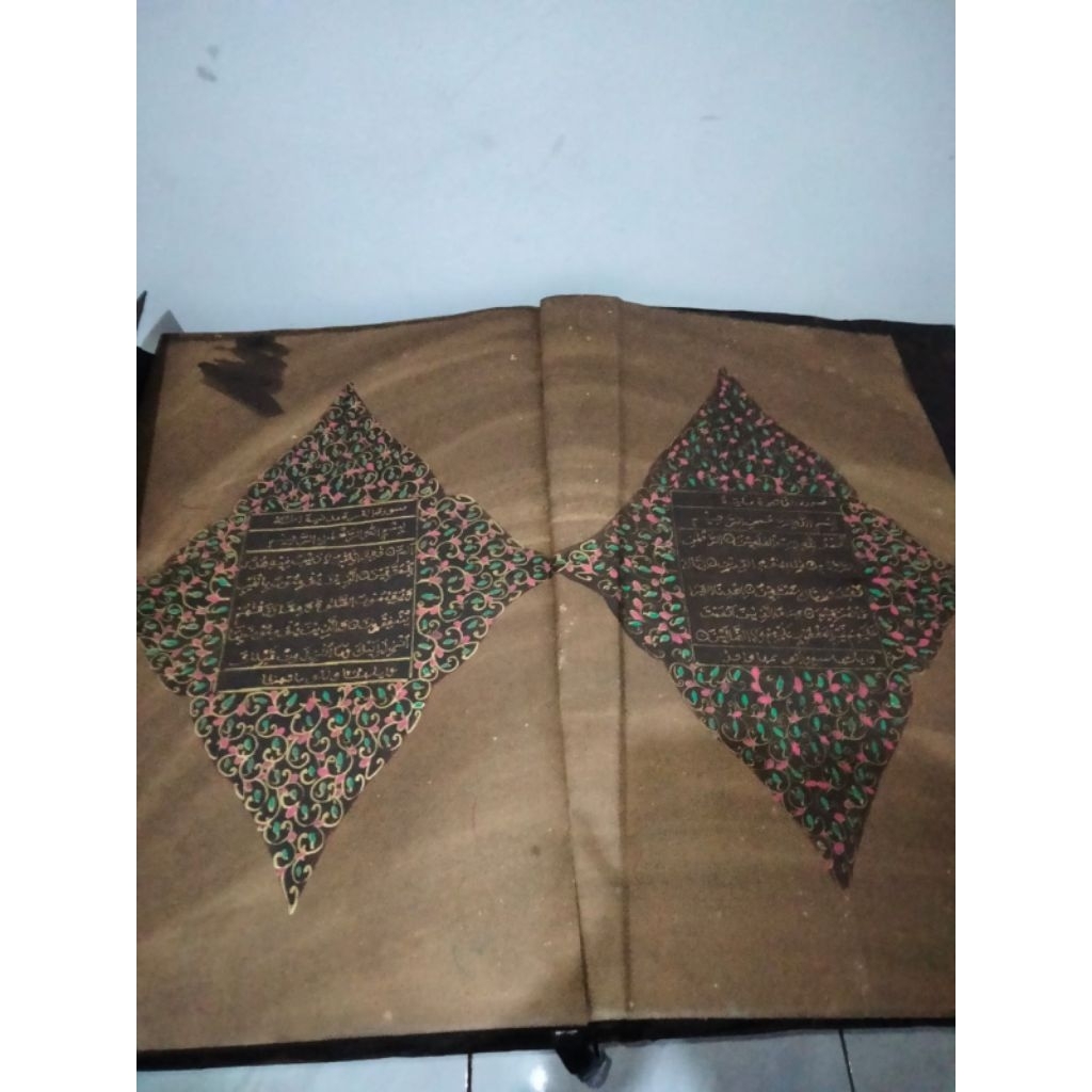 Al Quran Tulisan Tangan Emas Jumbo Hampir 1 Meter