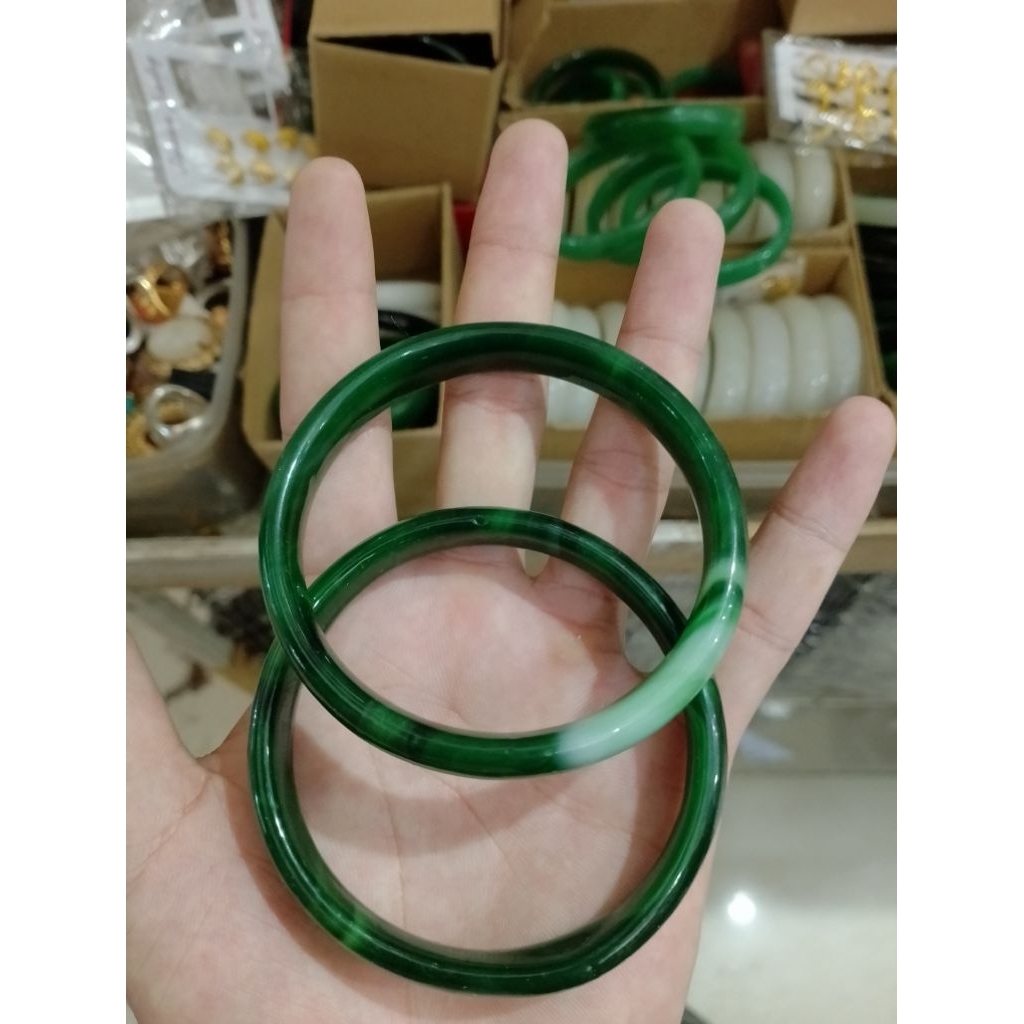 Perhiasan gelang tangan giok hijau corak putih terbaru dari dinasti pang