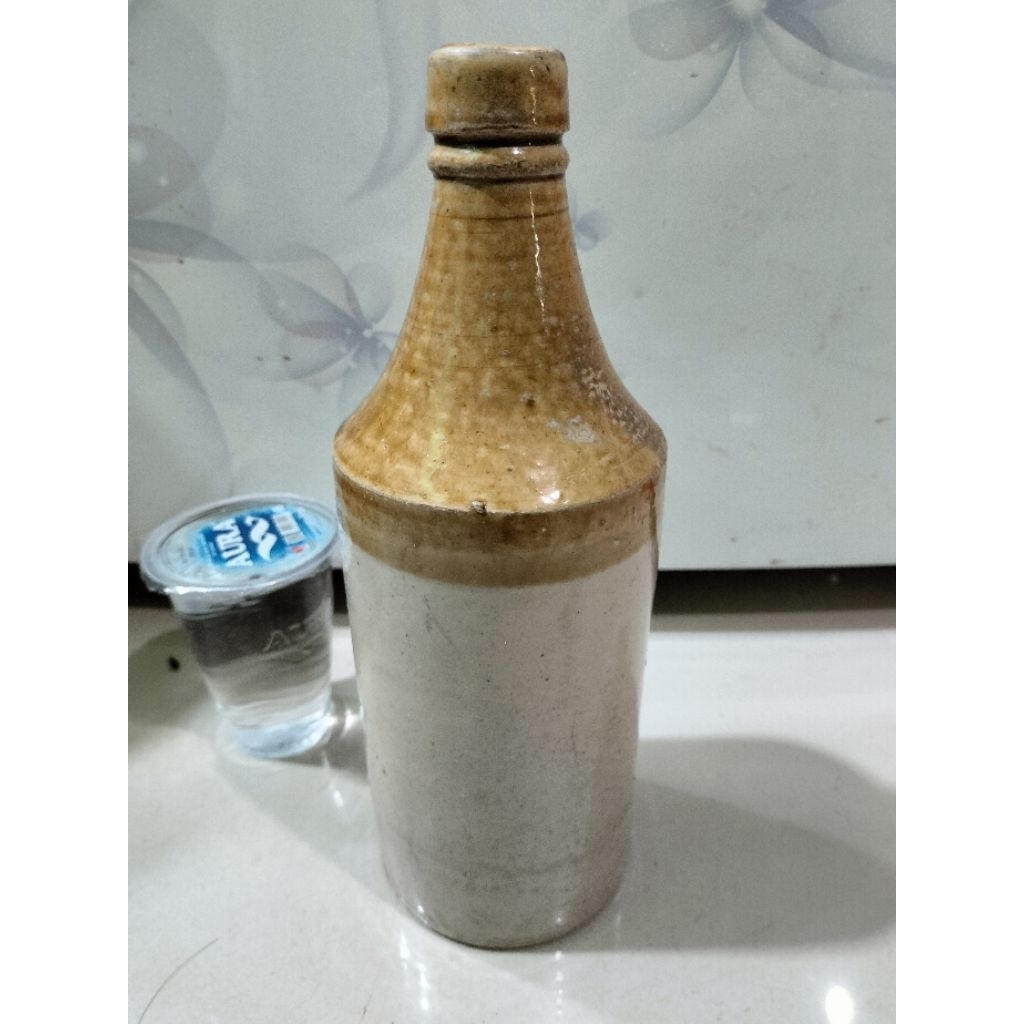 Guci botol kuno VOC Hindia Belanda keramik tinggi26cm temuan sungai