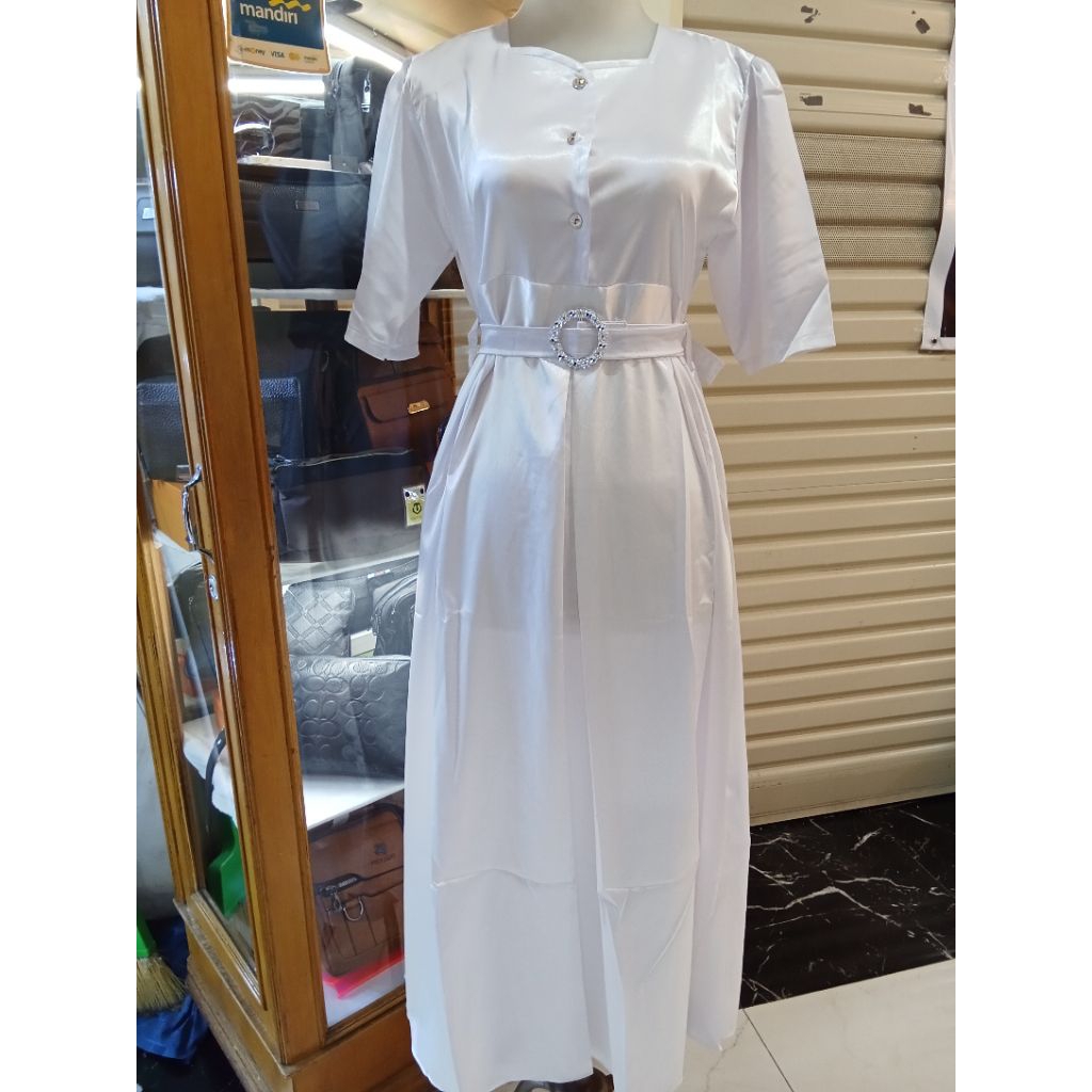 GAUN DRESS PANJANG KHUSUS WARNA PUTIH BAHAN SATIN LENGAN 3/4 BAHAN SATIN TEBAL HALUS LEMBUT WARNA KH