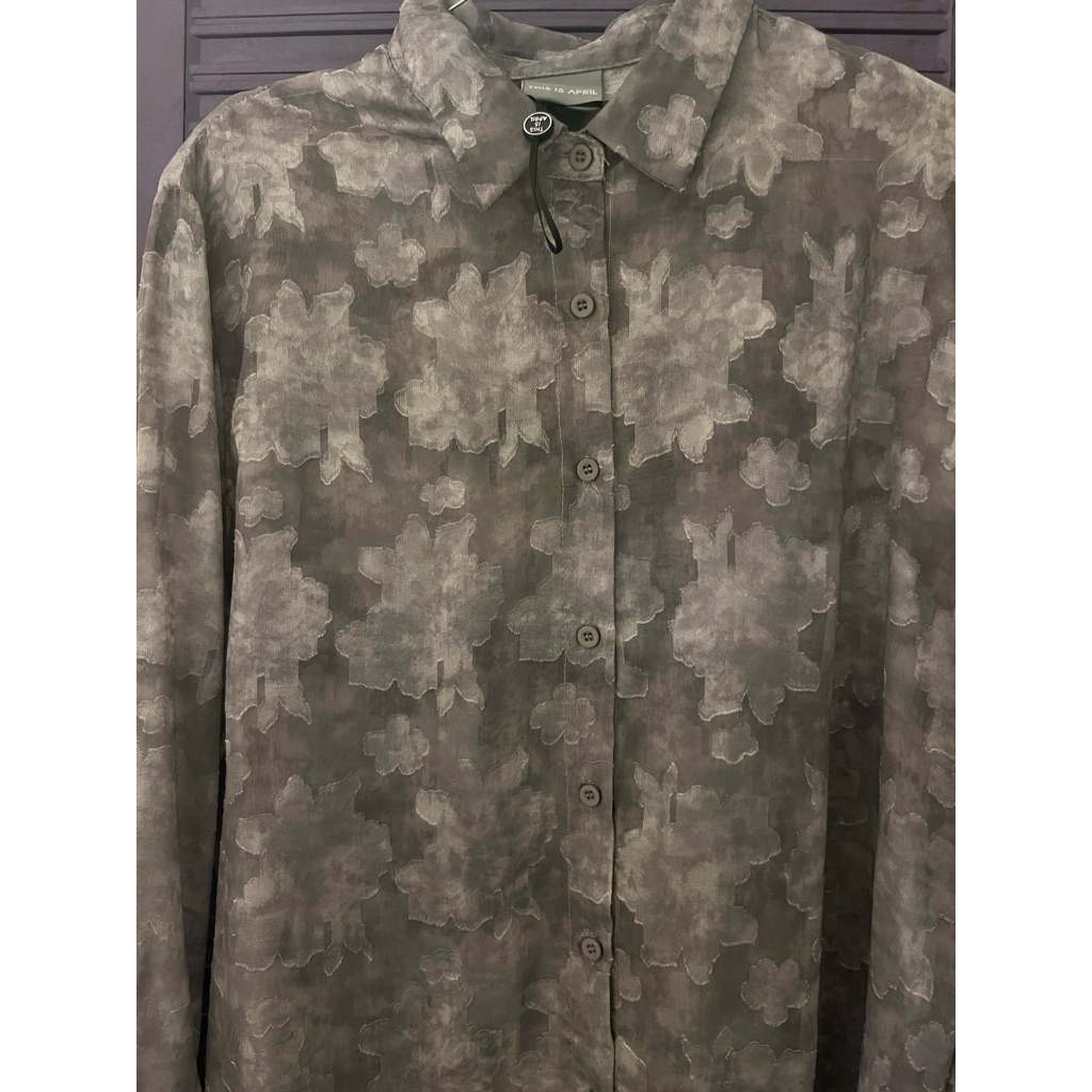 (PRELOVED) This Is April Amalina Top Kemeja Wanita Lengan Panjang Sheer Floral Elegan Grey