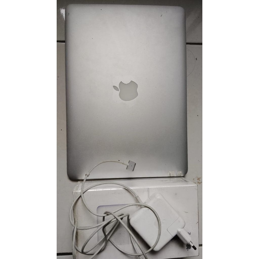 Macbook air A1466 second good condition