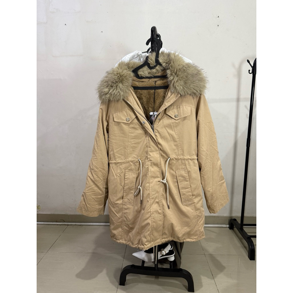 GUESS Lucie Parka Faux Fur - Coat wanita Guess - Parka bulu Guess wanita - jaket coat musm dingin wi