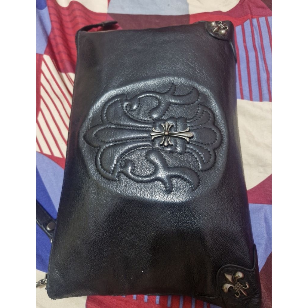 khusus hari ini preloved clutch CH kulit asli, enak dan nyaman dipakai