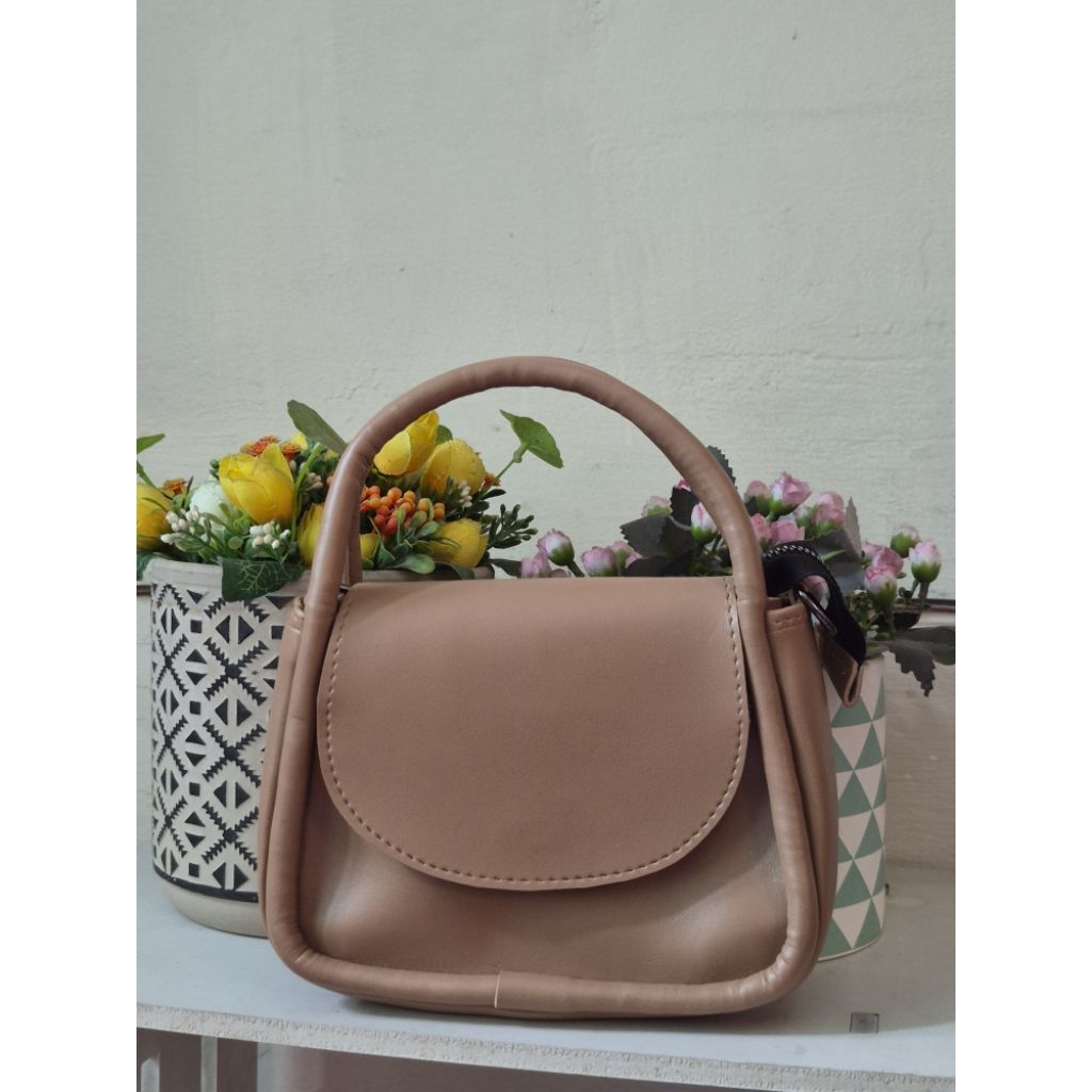 Preloved Elegant Mini Handbag – Timeless Nude Edition