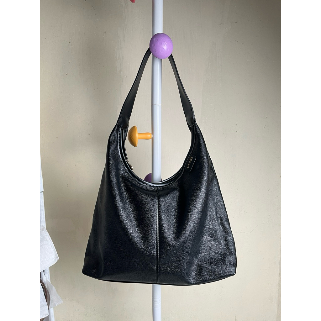 [Preloved] AGE FREE Aura Bag Tas Totebag Wanita Aesthetic Warna Hitam Kapasitas Besar Bekas Review