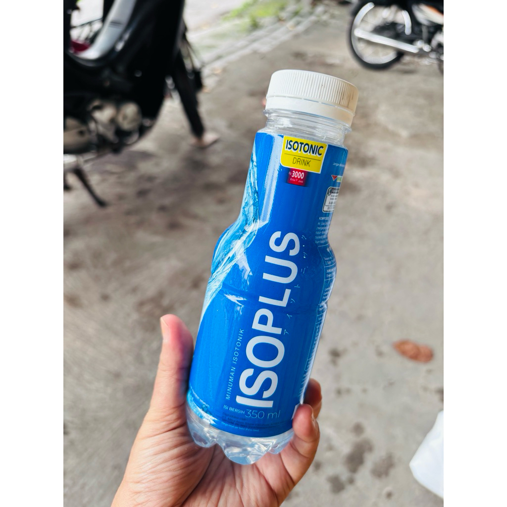 Minuman Isotonik ISOPLUS 12 Botol 350ml - Merehidrasi Tubuh, Menyeimbangkan Ion, Mudah Diserap