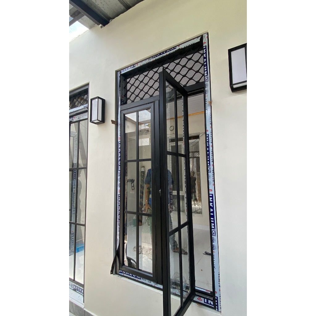 Jendela Aluminium Casement Minimalis Hitam Kombinasi Kaca + Teralis Atas