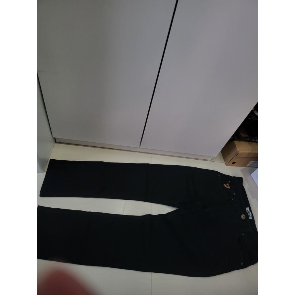 celana panjang jeans pria hitam merk lois