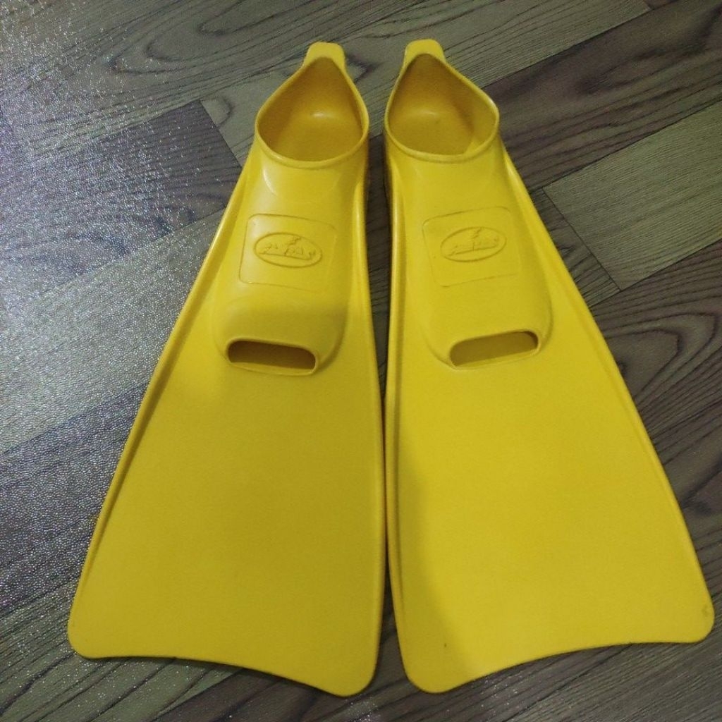 pantas pin sepatu renang