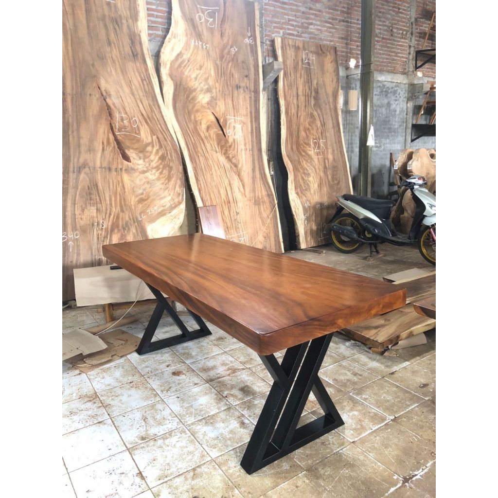 Meja Solid Trembesi Kaki Besi  Custom