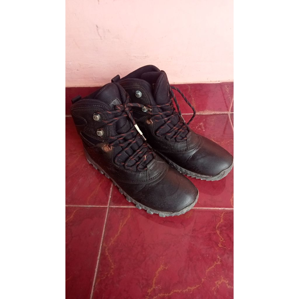 HI-TEC sepatu outdoor / sepatu gunung / sepatu hiking preloved