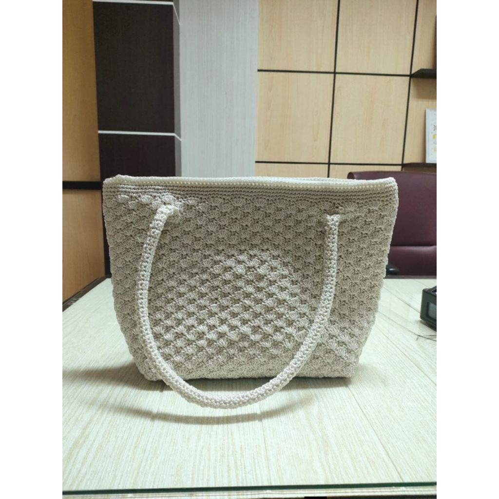 tas rajut motif kipas warna putih tulang