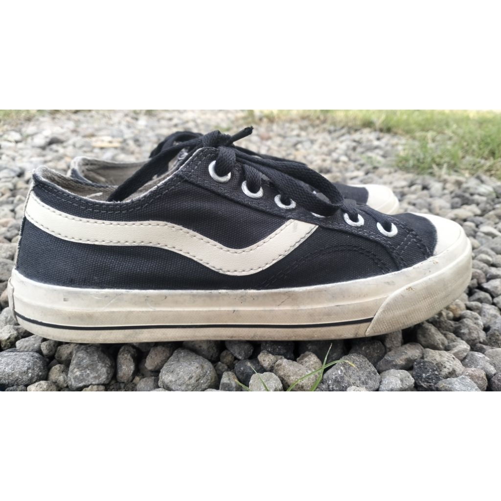 sepatu sneakers kanvas ventela 38 second