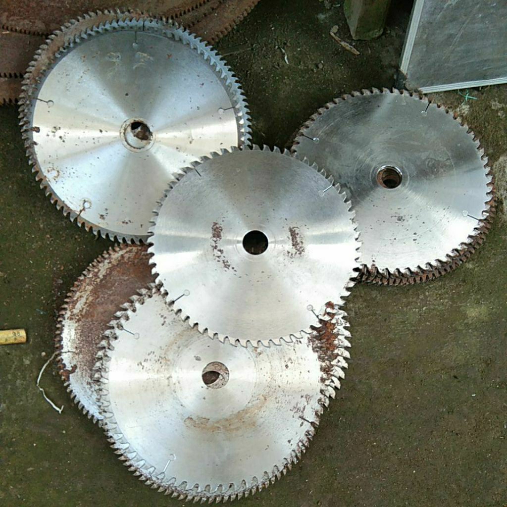 GERGAJI SERKEL BEKAS BAHAN PISAU