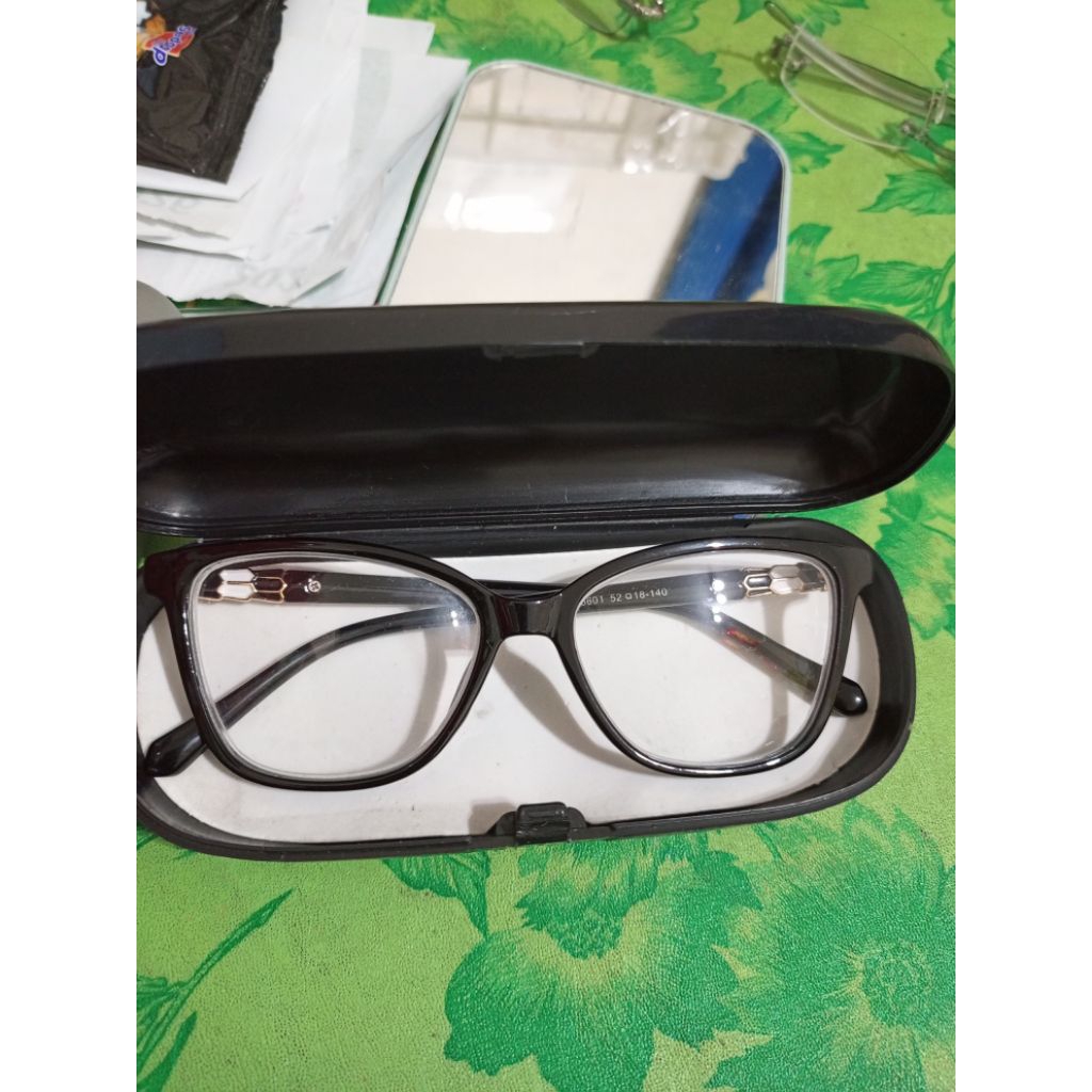 Kaca mata , minus -2.00,  bahan tebal, kacamata frame lebar, photokromik Baru