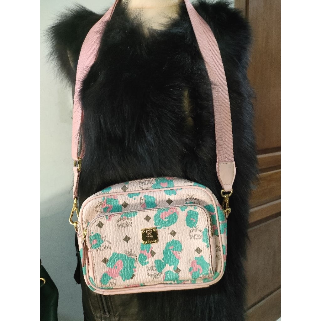 Tas selempang warna pink Mcm