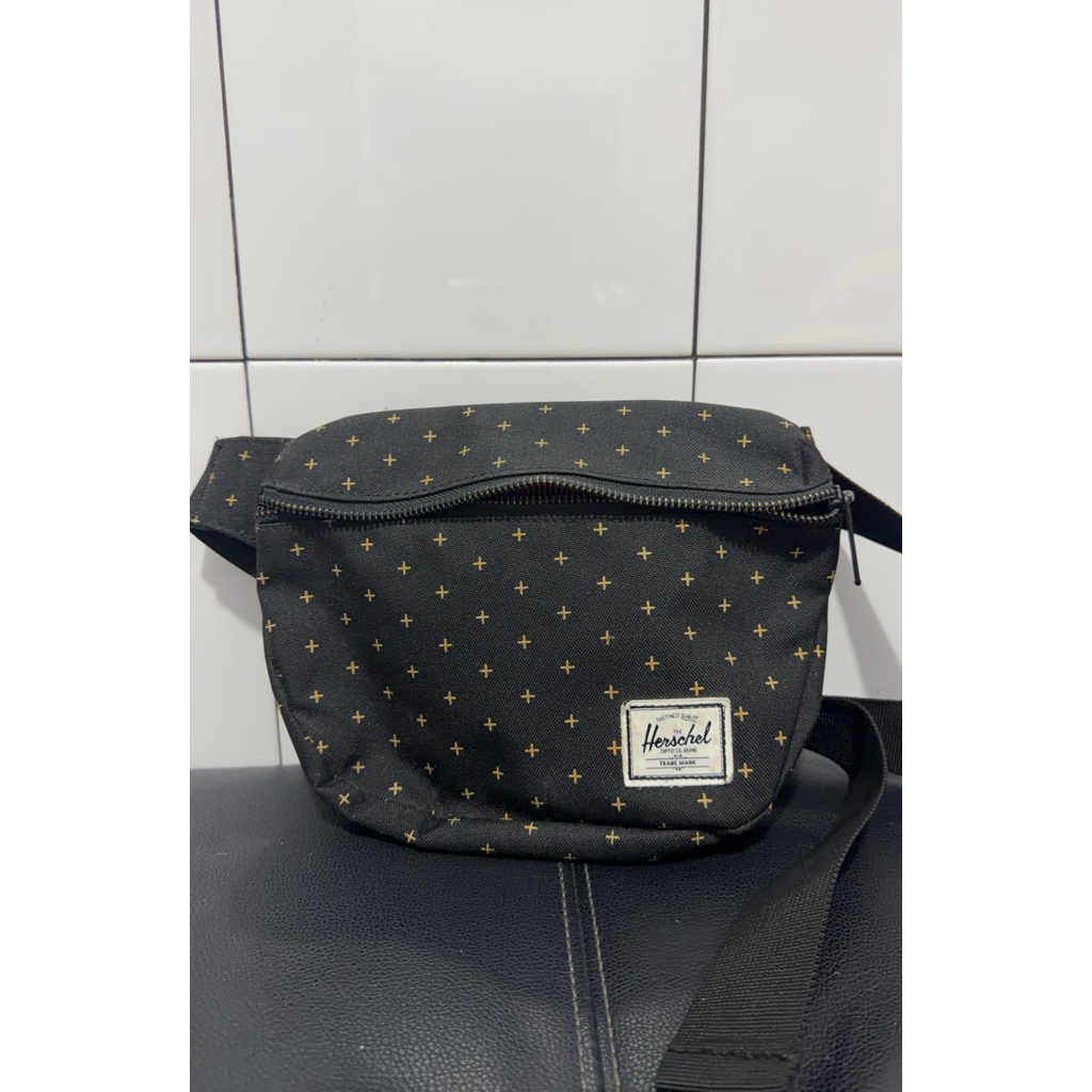 Preloved-Tas pinggang selempang HERSCHEL original