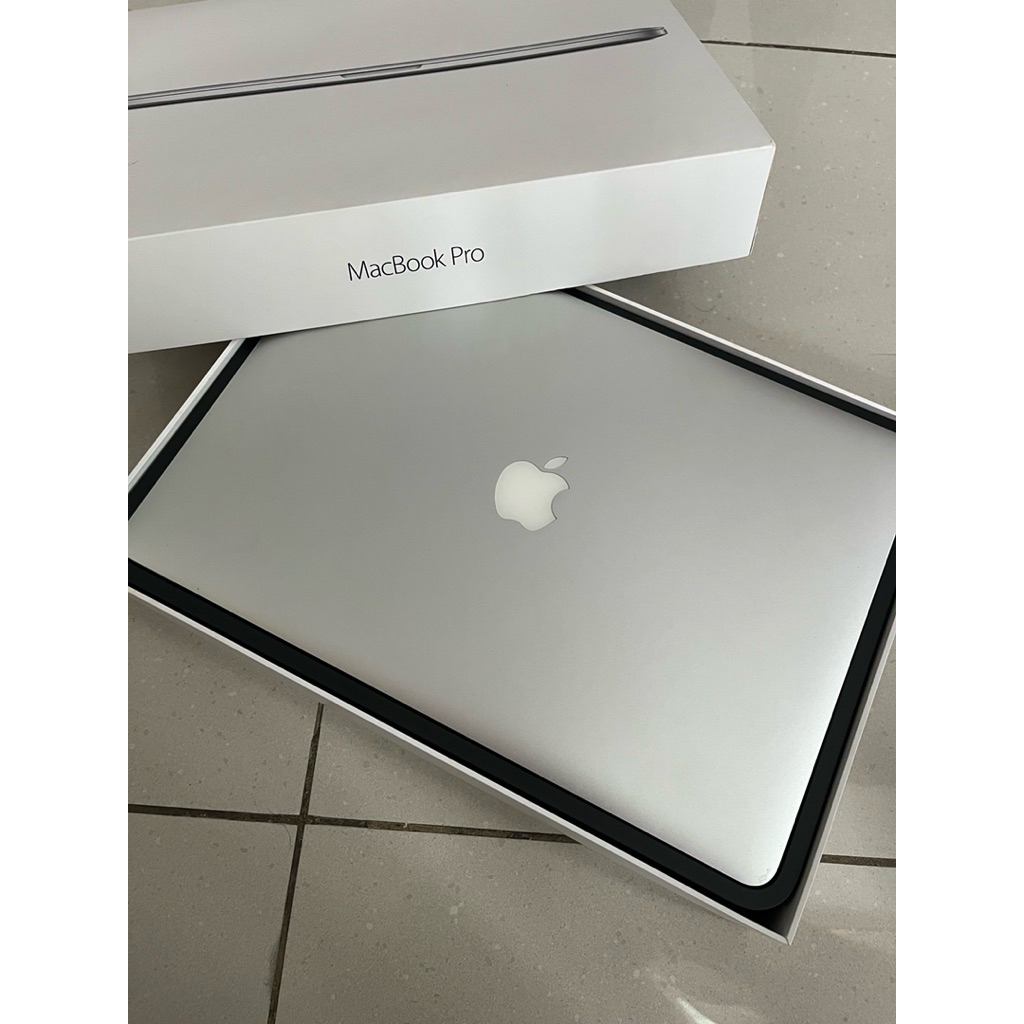 Macbook Pro 15 inch Retina Display 2015 256 gb storage 16 gb RAM prelove